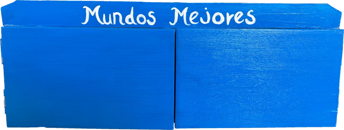 The closed “Mundos Mejores” retablo